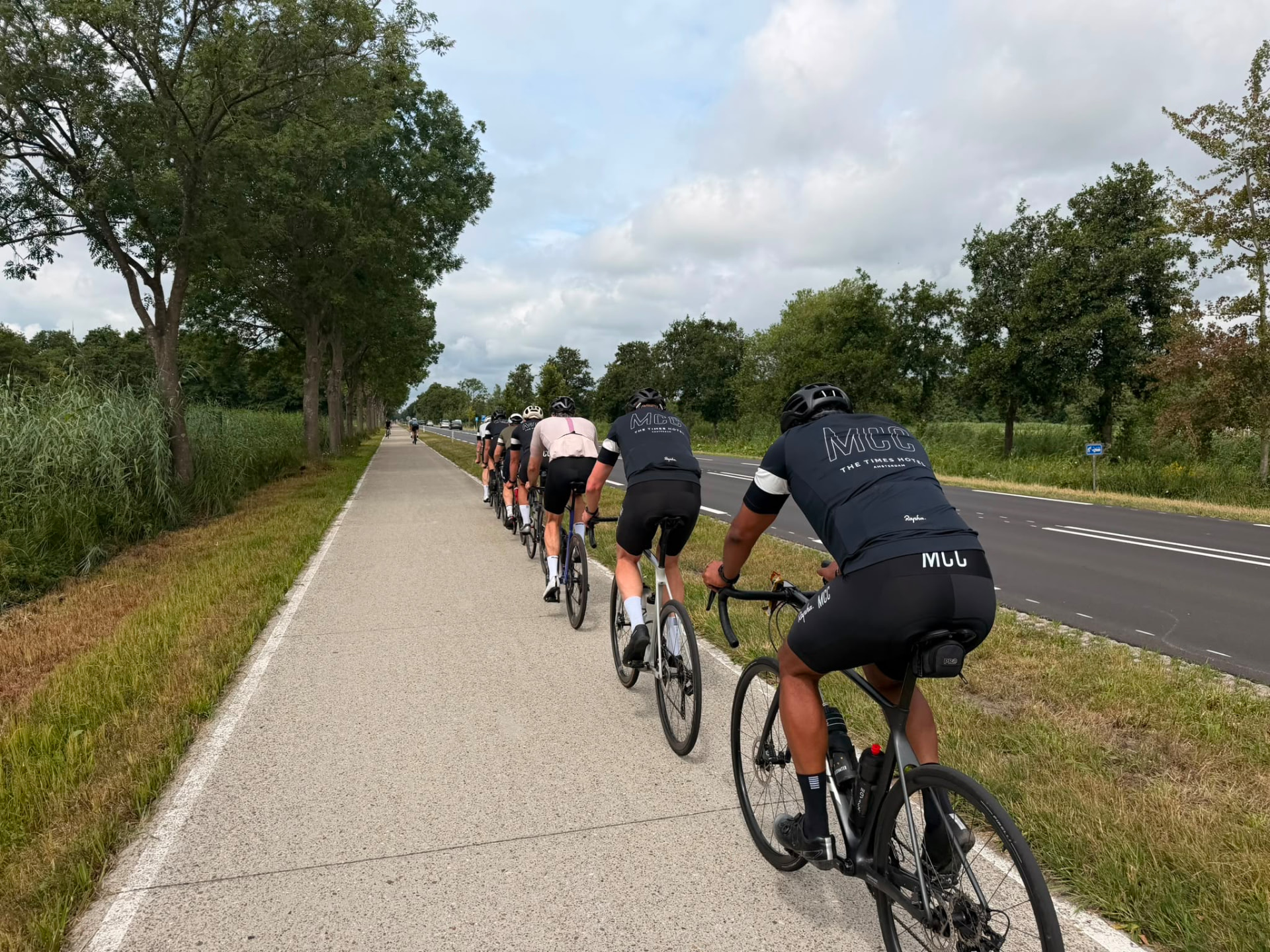 MCC-renners in een lange lijn over het fietspad langs de Vecht