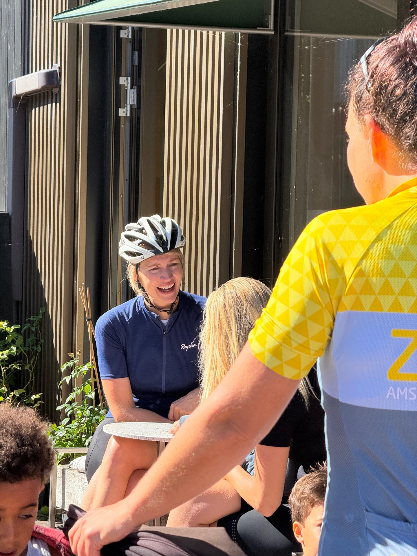 Vrouwen drinken koffie tijdens een ride langs de Vecht